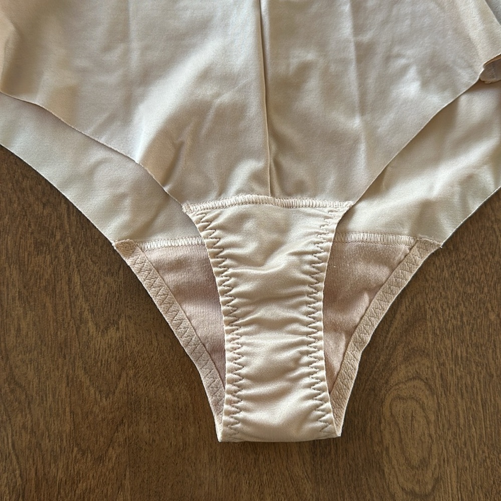 SPANX SHAPE MEDIUM NWT - Picture 2 of 5